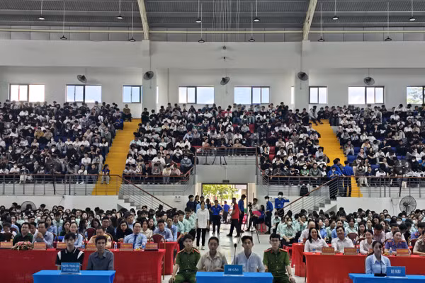 Phiên tòa giả định thu hút hàng nghìn sinh viên và giảng viên.