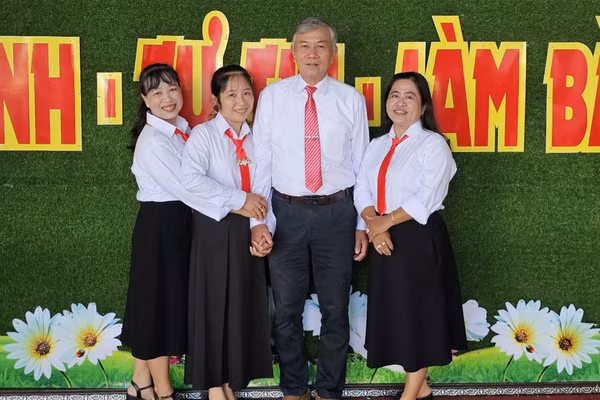 Thầy Cao Xuân Lương và đồng nghiệp tại Trường THPT Hoàng Diệu.