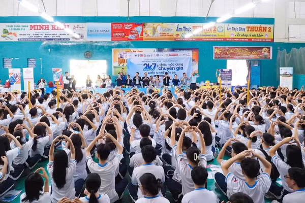 Trang bị kiến thức cơ bản về văn hoá, nghệ thuật và tăng cường hoạt động thể dục, thể thao, nâng cao thể chất cho học sinh, nhận được sự đồng tình của nhiều chuyên gia.