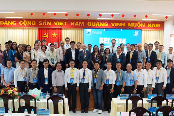 Đại biểu tham dự hội thảo chụp ảnh lưu niệm.