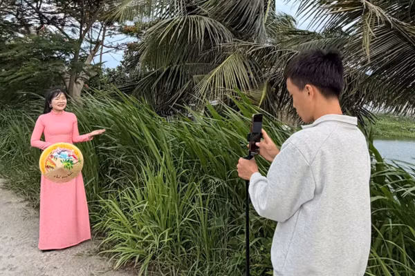 Nữ Bí thư xã xây kênh mạng xã hội để quảng bá hình ảnh quê hương.