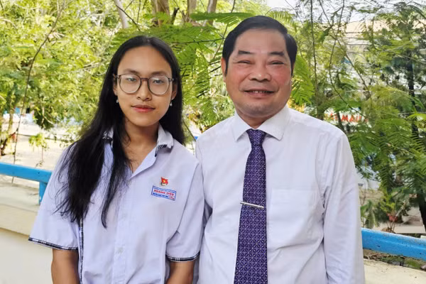 Nữ sinh Nguyễn Ngọc Như Linh và TS Phùng Kim Phú, Hiệu trưởng Trường THPT Hoàng Diệu.