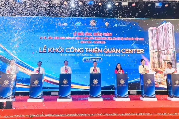 Đại biểu thực hiện nghi thức khởi công dự án Tổ hợp trung tâm thương mại - Căn hộ chung cư cao cấp Thiên Quân Center hôm 2/9.