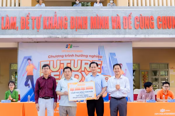 Ông Thái Đăng Khoa - Bí thư phường Phú Lợi trao học bổng.