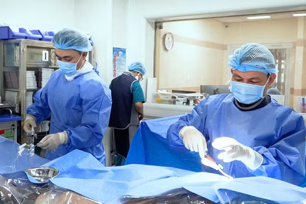 Các bác sĩ Bệnh viện ĐH Nam Cần Thơ xử lý thành công ca tái hẹp nặng stent mạch vành từng đặt ở Hàn Quốc.