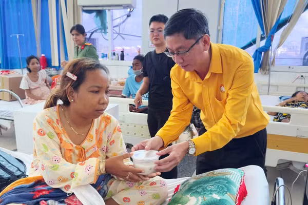Ông Thái Đăng Khoa, Bí thư Đảng ủy phường Phú Lợi trao suất ăn 0 đồng tại Bệnh viện đa khoa Sóc Trăng.