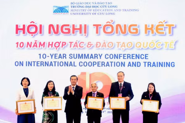 Thứ trưởng Bộ GD&ĐT Nguyễn Văn Phúc trao Bằng khen của Bộ GD&ĐT cho các tập thể, cá nhân Trường ĐH Cửu Long có thành tích xuất sắc trong hợp tác và đào tạo quốc tế giai đoạn 2015-2025.