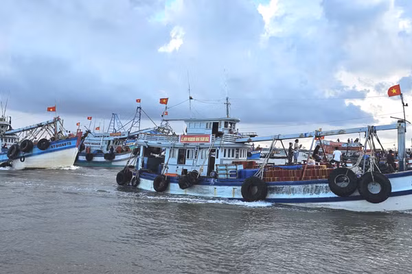 Hàng trăm tàu cá tham gia Nghinh Ông ở cửa biển Trần Đề.