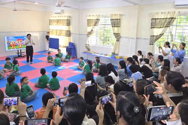 Các giáo viên dự giờ dạy và học của lớp Lá tại Trường Mầm non Rạng Đông.