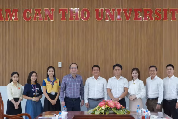 Lãnh đạo Trường ĐH Nam Cần Thơ và Văn phòng đại diện Báo Giáo dục và Thời đại khu vực ĐBSCL chụp ảnh lưu niệm.