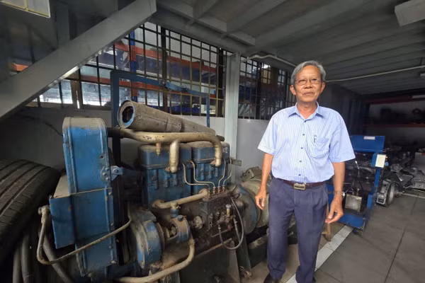 TS Hồ Hữu Chấn, nguyên Trưởng khoa Cơ khí Động lực, Trường ĐH CNKT Vĩnh Long bên chiếc máy phát điện có từ trước năm 1975.
