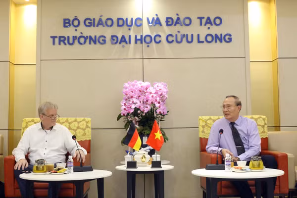 Lãnh đạo Trường ĐH Cửu Long và đối tác CHLB Đức trao đổi tại buổi làm việc.