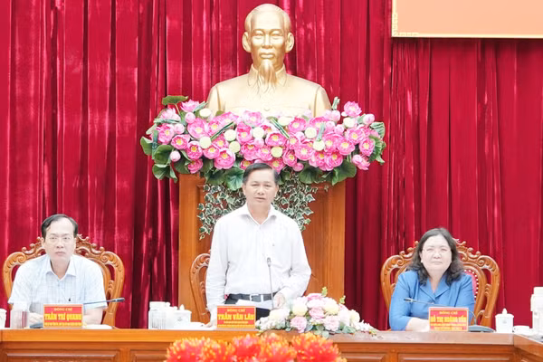 Bí thư Tỉnh ủy Vĩnh Long, ông Trần Văn Lâu phát biểu tại buổi làm việc.