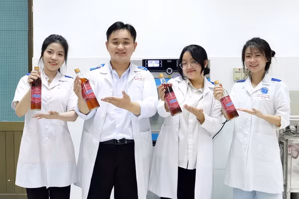 Nhóm sinh viên của Trường ĐH Trà Vinh tạo ra sản phẩm nước mắm chay từ củ hành tím.