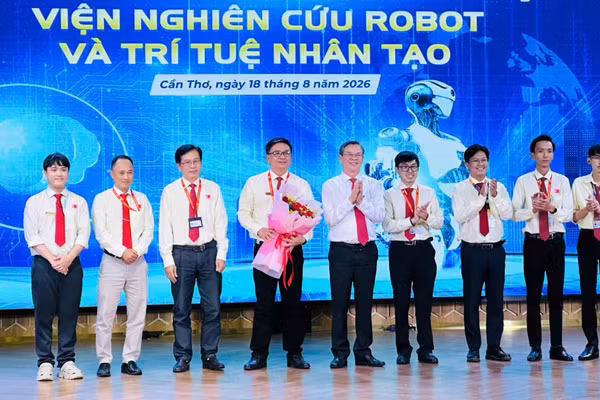 Chủ tịch UBND TP Cần Thơ, ông Trương Cảnh Tuyên (giữa) chúc mừng lễ ra mắt Viện Nghiên cứu Robot và Trí tuệ nhân tạo DNC.