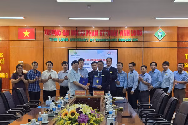 Lãnh đạo hai đơn vị ký kết thỏa thuận hợp tác hướng đến nâng chất lượng nguồn nhân lực.
