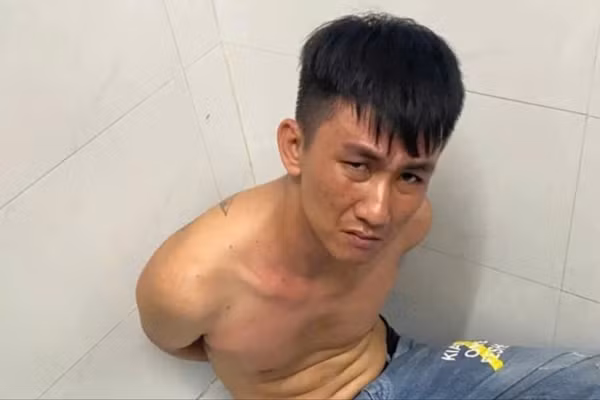 Nguyễn Minh Tâm, nghi phạm đâm tử vong bảo vệ bệnh viện lúc bị bắt giữ.