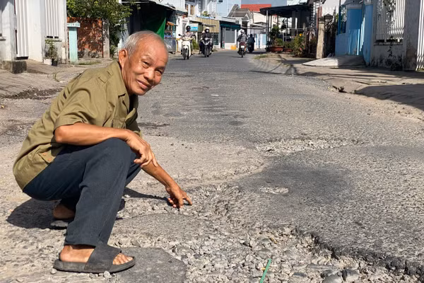Ông Phạm Văn Đồng trên con đường Trần Hưng Đạo đang được mở rộng, nâng cấp.