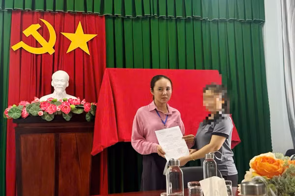 Bà Trần Thị Thu Hồ (áo hồng) nhận quyết định công nhận đảng viên chính thức vào chiều 3/6.