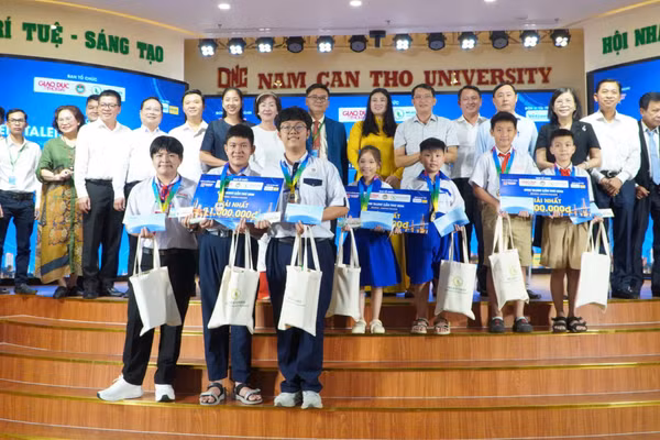 Ban tổ chức trao Giải Nhất cho các đội đoạt giải.