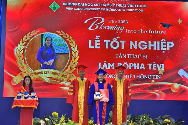 Tân thạc sĩ Trường ĐH Sư phạm Kỹ thuật Vĩnh Long nhận bằng tốt nghiệp.