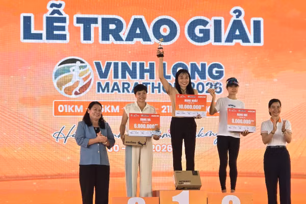 Ban tổ chức trao ba giải cao nhất ở cự ly 42km cho nữ.