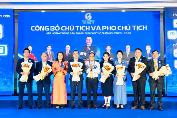 Chủ tịch và các Phó Chủ tịch Hiệp hội BĐS TP Cần Thơ nhiệm kỳ 2025 - 2030.
