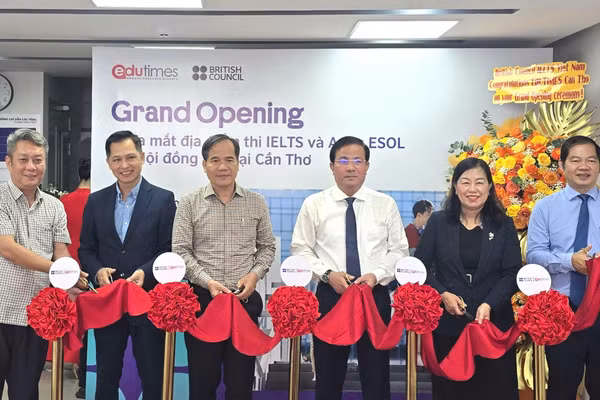 Đại biểu thực hiện nghi thức ra mắt địa điểm tổ chức thi IELTS và Aptis ESOL quốc tế tại TP Cần Thơ.
