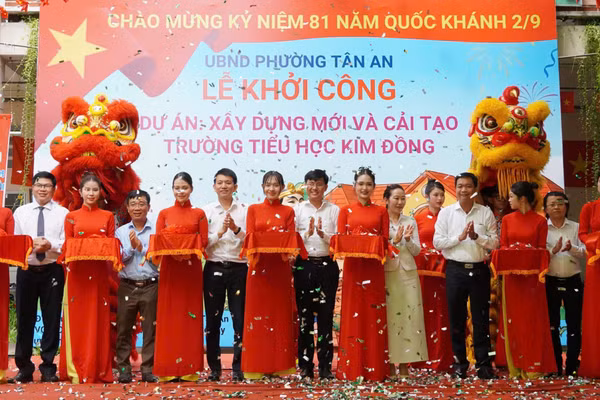 Đại biểu thực hiện nghi thức khởi công xây dựng, cải tạo Trường Tiểu học Kim Đồng.
