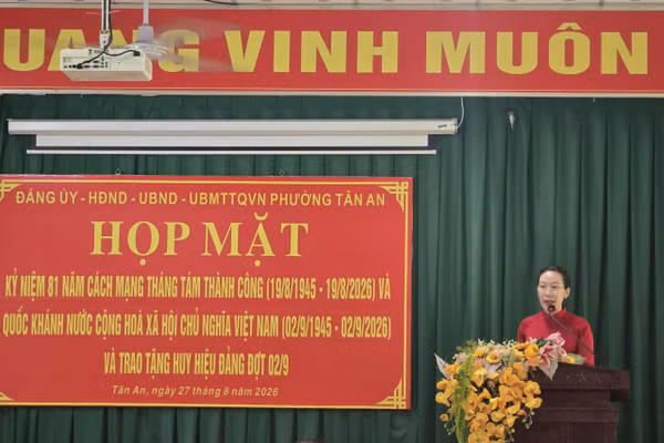 Bà Lê Thị Hồng Lam, Chủ tịch UBND phường Tân An phát biểu tại buổi họp mặt.