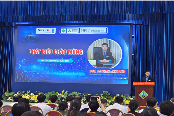 PGS.TS Phan Anh Cang - Phó Hiệu trưởng Trường ĐH Sư phạm Kỹ thuật Vĩnh Long phát biểu khai mạc hội thảo.