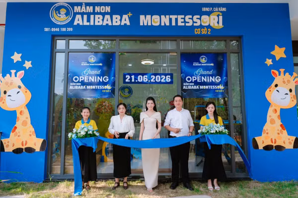 Bà Trần Tú Quyên (giữa) - Founder Hệ thống Mầm non Alibaba Montessori và các cộng sự trong ngày khai trương hệ thống.