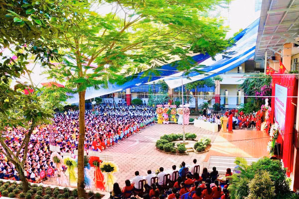 Học sinh, giáo viên tại TP Cần Thơ rộn ràng khai giảng năm học mới 2025 - 2026. Ảnh: Trung Phạm.