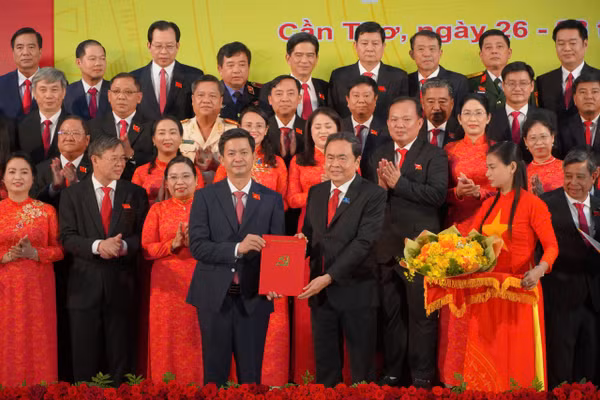 Chủ tịch Quốc hội Trần Thanh Mẫn trao quyết định của Bộ Chính trị điều động, phân công và chỉ định ông Lê Quang Tùng giữ chức vụ Bí thư Thành ủy Cần Thơ, nhiệm kỳ 2025 - 2030.