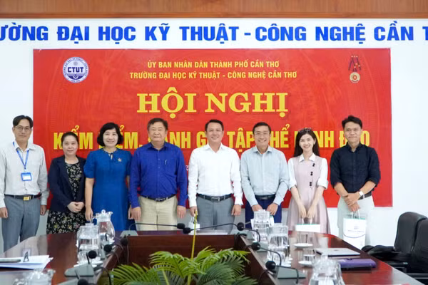 Đoàn công tác của Báo Giáo dục và Thời đại làm việc với lãnh đạo Trường ĐH Kỹ thuật - Công nghệ Cần Thơ.