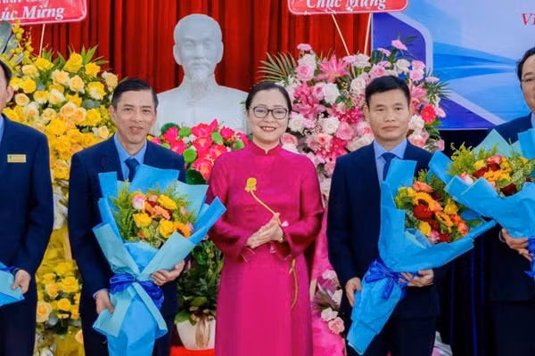 Thứ trưởng Nguyễn Thị Quyên Thanh tặng hoa chúc mừng Hiệu trưởng, các Phó Hiệu trưởng Trường ĐH SPKT Vĩnh Long.