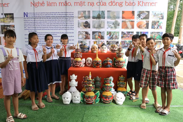 Nghề làm mão, mặt nạ của đồng bào Khmer được công nhận là Di sản văn hóa phi vật thể quốc gia.