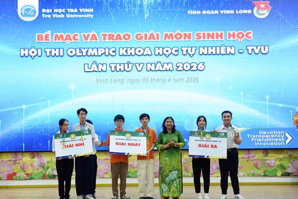 BTC trao giải thưởng cho các học sinh đoạt giải tại Hội thi.