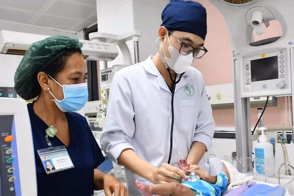 Trẻ sơ sinh cực non, nặng 800 gram được các bác sĩ Bệnh viện chuyên khoa Sản - Nhi Sóc Trăng điều trị thành công.