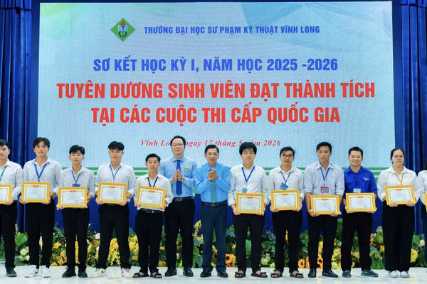 Lãnh đạo Trường ĐH Sư phạm Kỹ thuật Vĩnh Long tuyên dương và trao hàng trăm suất học bổng cho sinh viên.