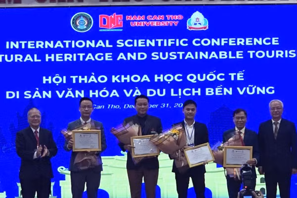 Đại biểu tham dự hội thảo chụp ảnh lưu niệm cùng lãnh đạo Trường ĐH Nam Cần Thơ.