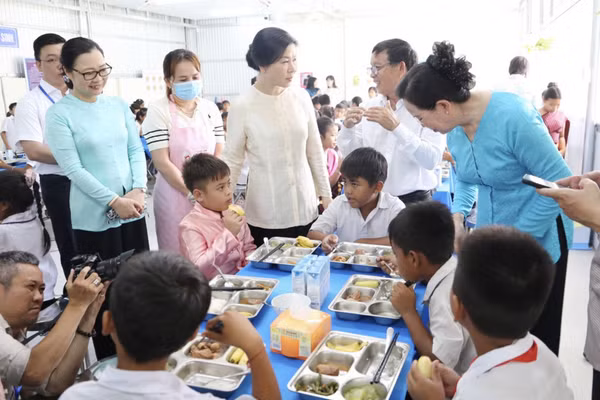 Đoàn công tác trao đổi quá trình tổ chức bữa ăn cho học sinh Trường Tiểu học Tân Hiệp B.
