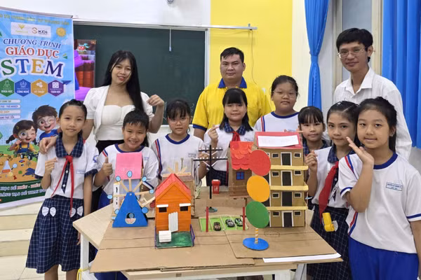 Các đội tham gia cuộc thi STEM nội bộ năm 2026 trong giai đoạn luyện tập và sơ loại.
