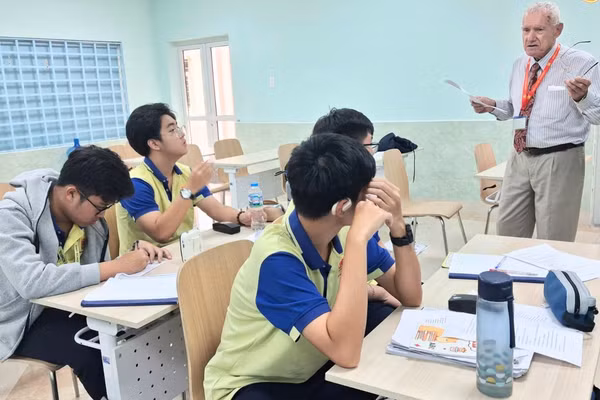 Giáo viên nước ngoài dạy tiếng Anh cho học sinh tại DNC School.