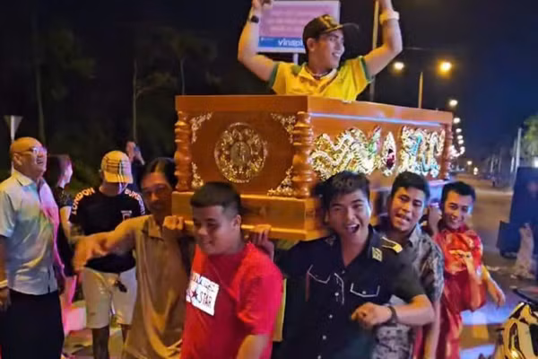Nhóm người khiêng quan tài có người sống đi ra đường, nhảy múa gây náo loạn.