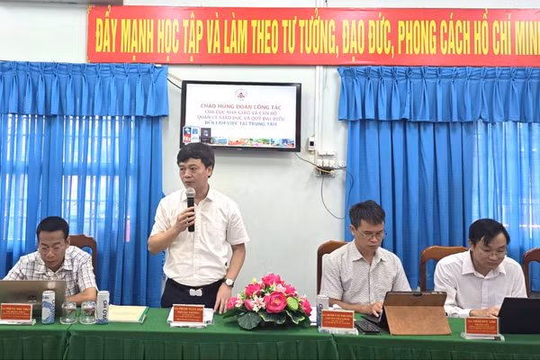 Phó Cục trưởng Cục Nhà giáo và Cán bộ quản lý giáo dục Phạm Tuấn Anh phát biểu tại buổi làm việc.