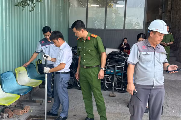 Cơ quan chức năng kiểm tra việc xả thải của Bệnh viện S.I.S ở Cần Thơ.