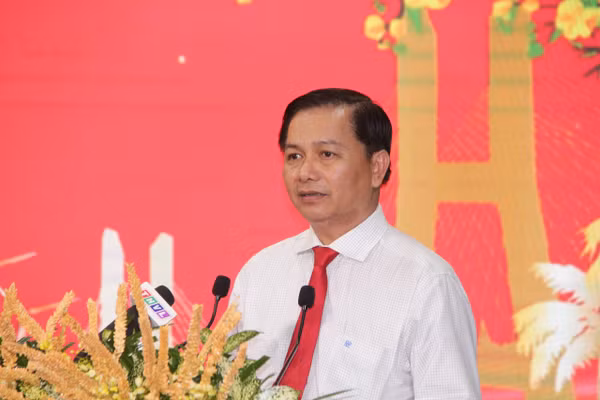 Bí thư Tỉnh ủy Vĩnh Long Trần Văn Lâu phát biểu tại buổi gặp mặt.
