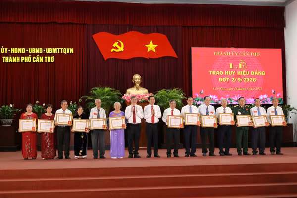 Lãnh đạo Thành ủy, UBND TP Cần Thơ trao Huy hiệu Đảng cho Đảng viên cao niên trên địa bàn thành phố.