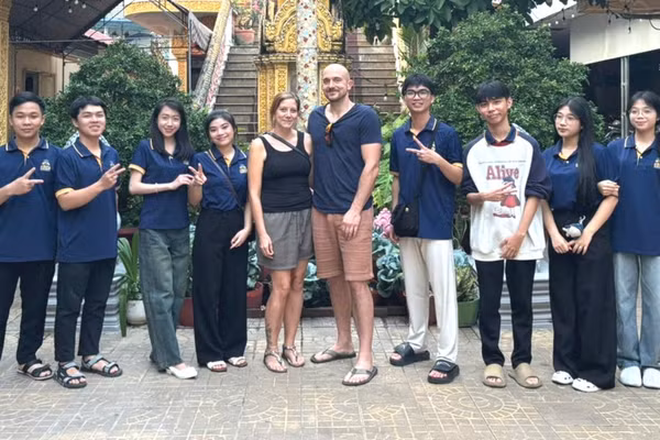 Học viên của Công ty Kim Nguyên Phú thường xuyên giao lưu với du khách Đức để nâng cao ngoại ngữ.
